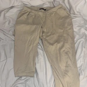 Mjukis  - TRYCK INTE PÅ KÖP NU‼️‼️‼️‼️ beige mjukis från lager. jätte sköna och fina min kort på mig (jag är 166cm). kommer exakt på mina anklar och jag föredrar längre mjukis!