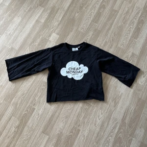 Cheap Monday tröja - Cheap monday tröja, med lite utsvängda trekvartsärmar. Något tjockare material, som en collegetröja. Storlek L, men skulle säga att den är liten i storlek. Lite nopprig då den är något äldre, men knappt använd. 🌸