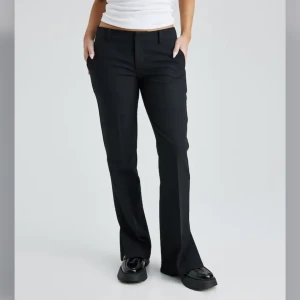 Lågmidjade kostymbyxor  - Lågmidjade kostymbyxor från Bikbok i modellen Vera. Storlek 36 men mindre i storleken. 