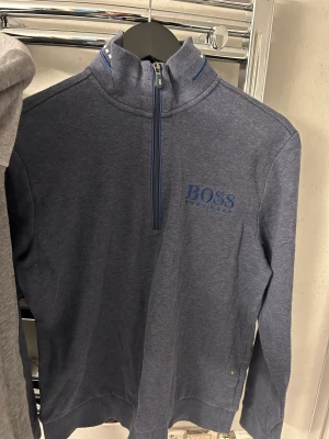 Hugo Boss - Hugo Boss tröjor i storlek M. Lite skrynkliga på bild men i fint skick. 300kr st eller båda för 500