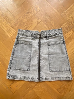 Gina jeanskjol  - För små för mig fast är i jätte bra skick och typ inte använt 