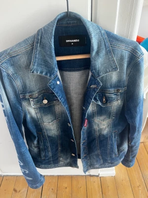 Dsquared2 jeansjacka  - Syratvättad jeansjacka i storlek 48, använd vid ett tillfälle,  inköpt från Farfetch. Kvitto finns 