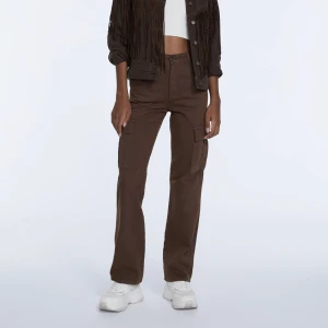 Mörkbrun cargobyxa  - Använd en gång, i nyskick! Storlek 40 men passar också 38, nypris 359kr