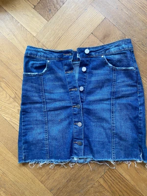 Gina jeanskjol - Lite små och passar bättre som storlek 36. 