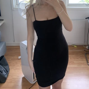 Klänning - Svart klänning från Gina Tricot med tunna band❣️