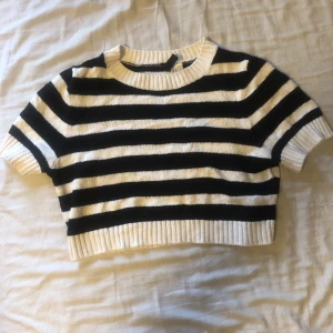 Stickad randig magtröja - Denna stickade magtröja är använd ett fåtal gånger. Tröjan är i storlek S. Skriv ifall du e intresserad! Köparen står för frakt💓