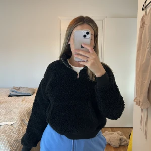 Teddy tröja  - Storlek S. 