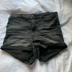 Ett par svarta/gråa jeans short med två fickor där bak och då fickor ifram, kommer ifrån H&M och köpte för kanske 2 år sen, men är väldigt bra kvalitet så det är hela och fina, tvättas innan av skickning!