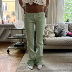 Jeans!  - Snygga lågmidjade jeans i en såååå snygg grön färg som gör en outfit så sommrig och snugg!! MIDJEMÅTT:78cm IMMERBEN:85cm