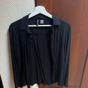 Svart skjorta - Divided - Svart skjorta från H&M i storlek S.