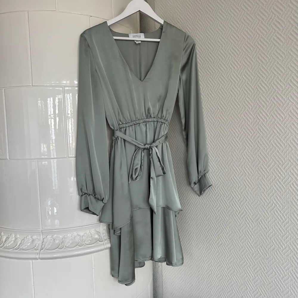 Jättefin klänning från Josefine Ekström x NA-KD, storlek 38. Endast använd en gång, mycket fin och härligt tyg 💚. Klänningar.