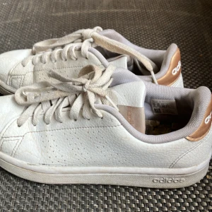 Adidas skor - Adidas skor som e så söta men tyvärr för små! Ganska slitna men går förstås att tvätta och byta sula! TRYCK EJ PÅ KÖP NU!!