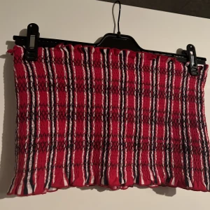 Bandeau topp - Fin röd bandeau topp med blått och vitt mönster! Använd fåtal gånger.❤️