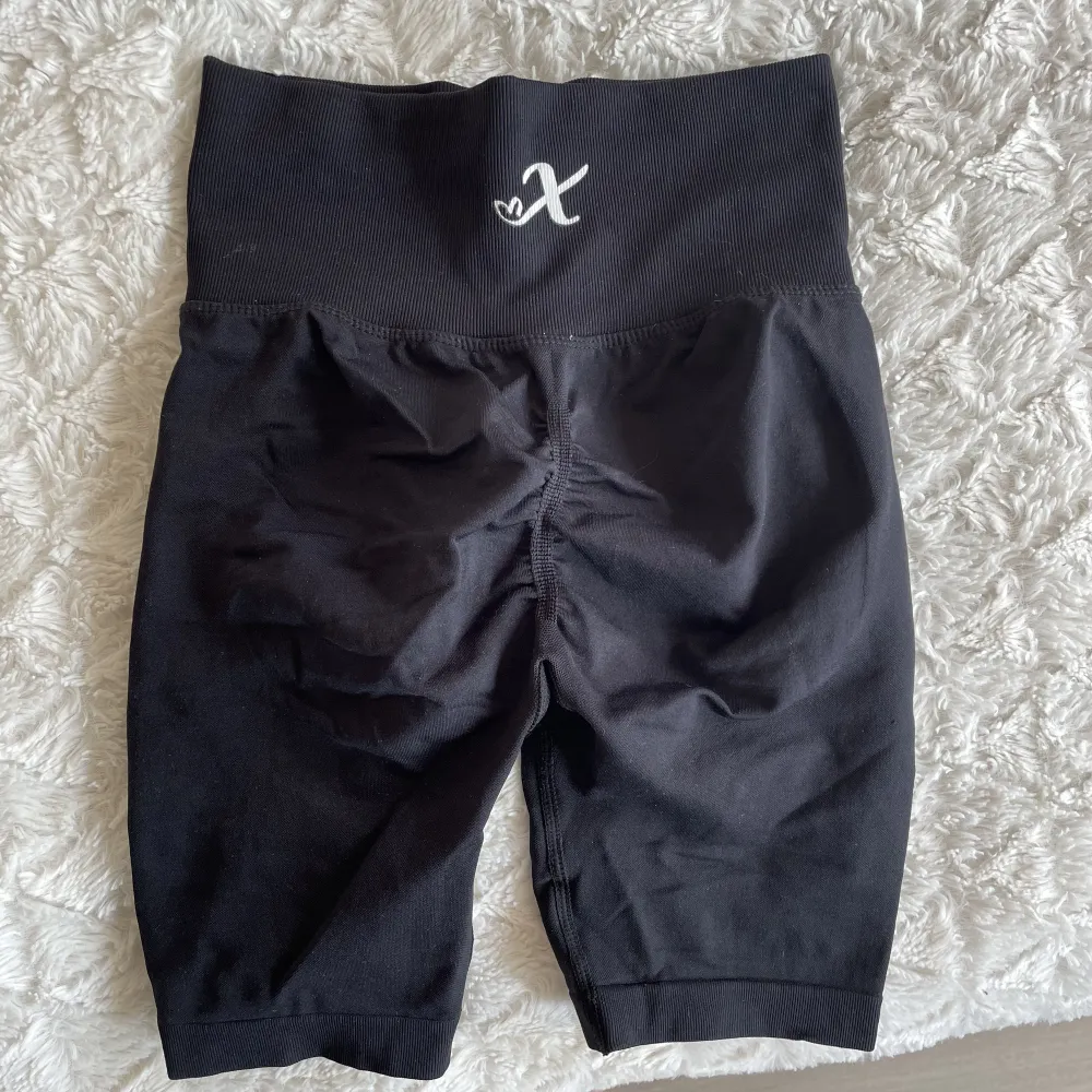 Säljer ett par svarta shorts från Xshapes av Anna stålnacke.  Använda en gång.  Säljes pga för små Superskönt material med scrunch bak. Shorts.