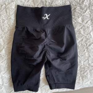 Säljer ett par svarta shorts från Xshapes av Anna stålnacke.  Använda en gång.  Säljes pga för små Superskönt material med scrunch bak