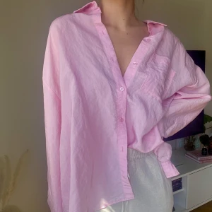 Tunn rosa skjorta - Perfekt skick! Mjukt flowy material.
