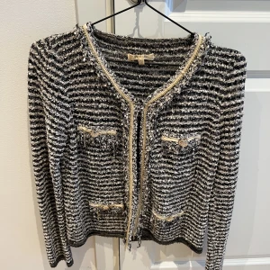 Kofta/kavaj - En jättefin kofta med gulddetaljer. Det står ingen storlek men den passar mig som är strl S i normala fall. Använd men i väldigt fint skick.   Kommer från ett rök- och djurfritt hem. 