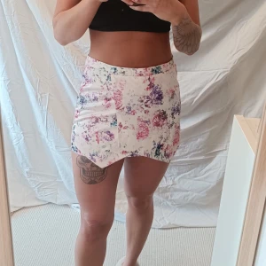 Kjol - Knappt använd. Dragkedja där bak. Kan dra ner den till lowwaist. Passar m om du har den i midjan och mer s som lowwaist.