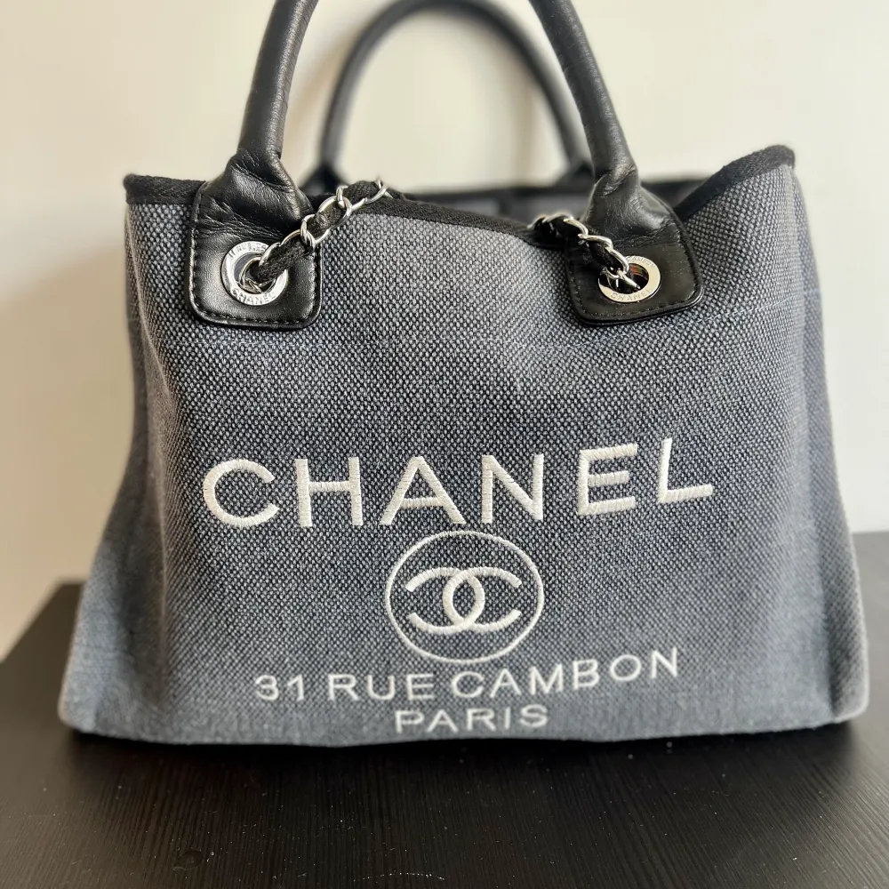 Chanel tote i bra skick. Dä det var en gava har jag inget kvitto och ingen kontakt med den som har kvitto, därav pris. Vill gärna bara bli av med den. I jämförelse med mina akta väskor känns den som äkta i kvalitet, pris kan diskuteras vid snabb affär :). Väskor.