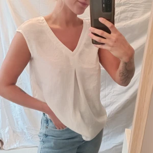 Topp - Nyskick. Shimmrigt material på framsidan 