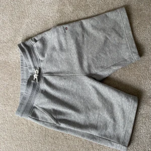 Gant shorts  - Säljer ett par ljus gråa gant shorts i storlek 146/152. Säljes pga för små. 150:-