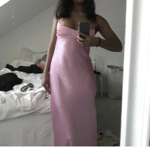 Zara klänning - Säljer silk klänning jag köpte från någon annan i Plick som liknar asså verkligen exakt exakt som Zara silk virala klänning. Det är en perfekta dupe och säljer den för att den inte passar mig. Det står att den e L men Den kommer att sitta bra på M också 