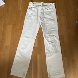 Vita jeans Arket - Säljer mina favorit-jeans som e lite små nu:(( lågmidjade och LÅNGA, älskar dem😍 de har en liten smutsfläck längst ner på en benet (kan skicka bild) så säljer endast för 189kr!!