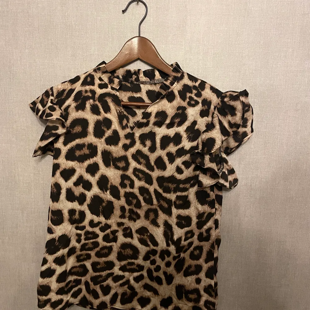Helt oanvänd leopard blus. Gulliga detaljer vid nacka och ärmar. Puserot.
