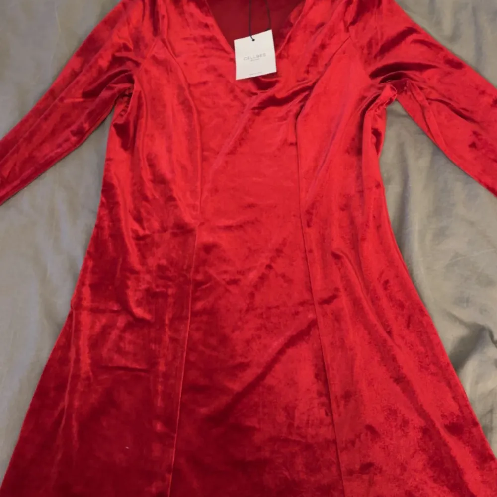 En röd klänning helt ny skulle haft den på julafton men hade andra kläder. Klänningar.