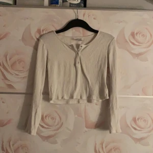 Vit långärmad  - Långärmad vit topp med knappar ganska kort