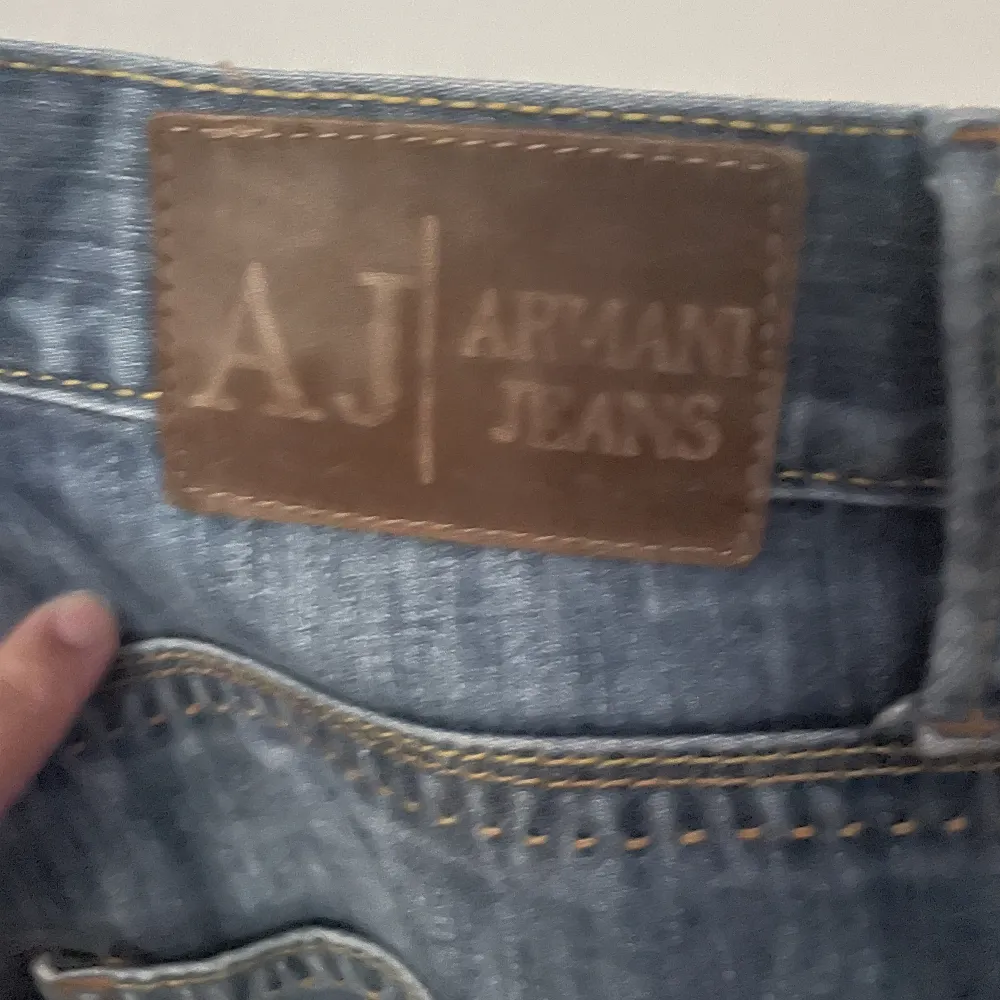 Jättefina lågmidjade straight jeans från Armani. Köpt sekendhand för 300kr o säljer för 170 ink frakt. Jeansen är i jättebra skick och knappt använda utav mig. Säljer pga att dom är för stora och kommer inte till användning! St är en M men passar L💗. Jeans & Byxor.