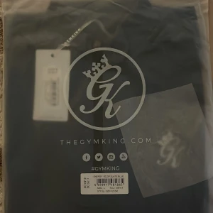 TheGymKing - Säljer en oanvänd The Gym King-tröja som  är tillverkad av högkvalitativt material som är mjukt, bekvämt och andningsbart. Den är perfekt för träning, eftersom den är lättsam och inte hindrar din rörelsefrihet.