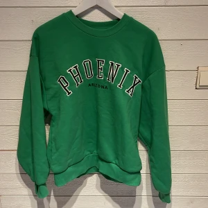 Grön sweatshirt  - Superskön tröja från Gina säljer pågrund av att den inte kommer till användning 