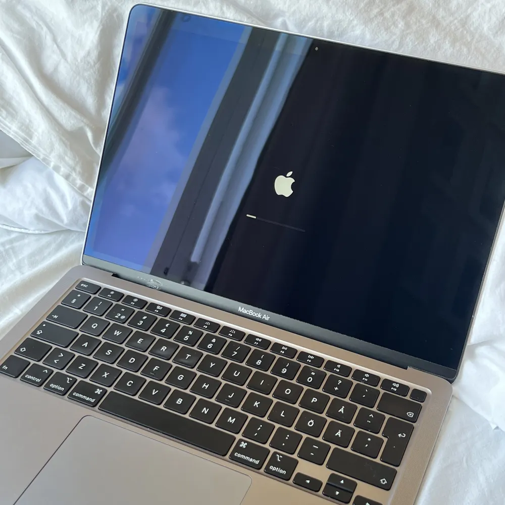 Säljer nu min MacBook som inte längre kommer till användning🤍  Använd i ca 3 år med liten skada i nedre kant av själva ramen. Fungerar felfritt. Medföljer orginalförpackning, laddare och om så önskas kan jag även skicka med en USB-C adapter🙃. Övrigt.