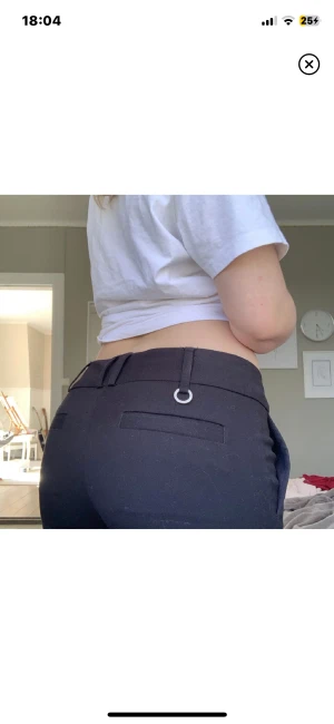 Kostymbyxor - Säljer dessa igen då hon som skulle köpa dem inte svarar. Säljer dessa svarta kostymbyxor från stockh lm i fräsht och fint skick. Byxorna är lågmidjade och ganska tajta men blir vida ner till. Köparen står för frakt🩷