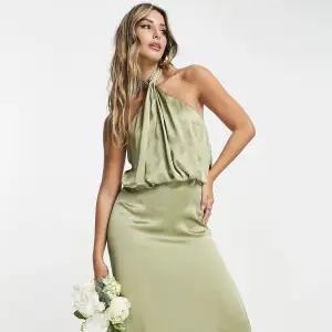 Grön satin klänning som komemr från asos. Helt oanvänd och jättefint matrial. Ordinarie pris 1249kr 