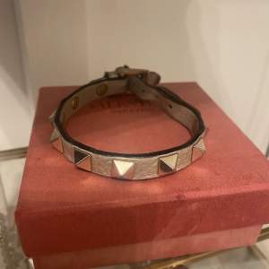Silvrigt valentino armband Armbandet har en defekt( bild 3) men inget som syns när man har på sig armbandet.  Box medförljer.