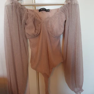 Body från missguided  - Aldrig använd så är i väldigt bra skick. Str. 36 men passar  mig som har 38 också.