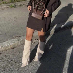 Fold over heels - Fold over heels i världens finaste färg, nyskick. Säljs pga använder alldeles för sällan!  Finns att hämta i Stockholm ev frakt kostnad   Skriv för fler bilder:p