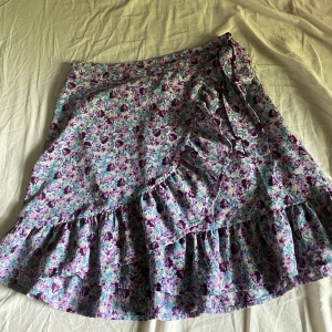 Blommig kjol - Säljer pga för liten  