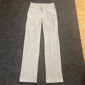 Juicy - Hej! Säljer nu mina gråa juicy byxor då dom ej kommer till användning, dom är i fint skick hör av dig vid funderingar💞