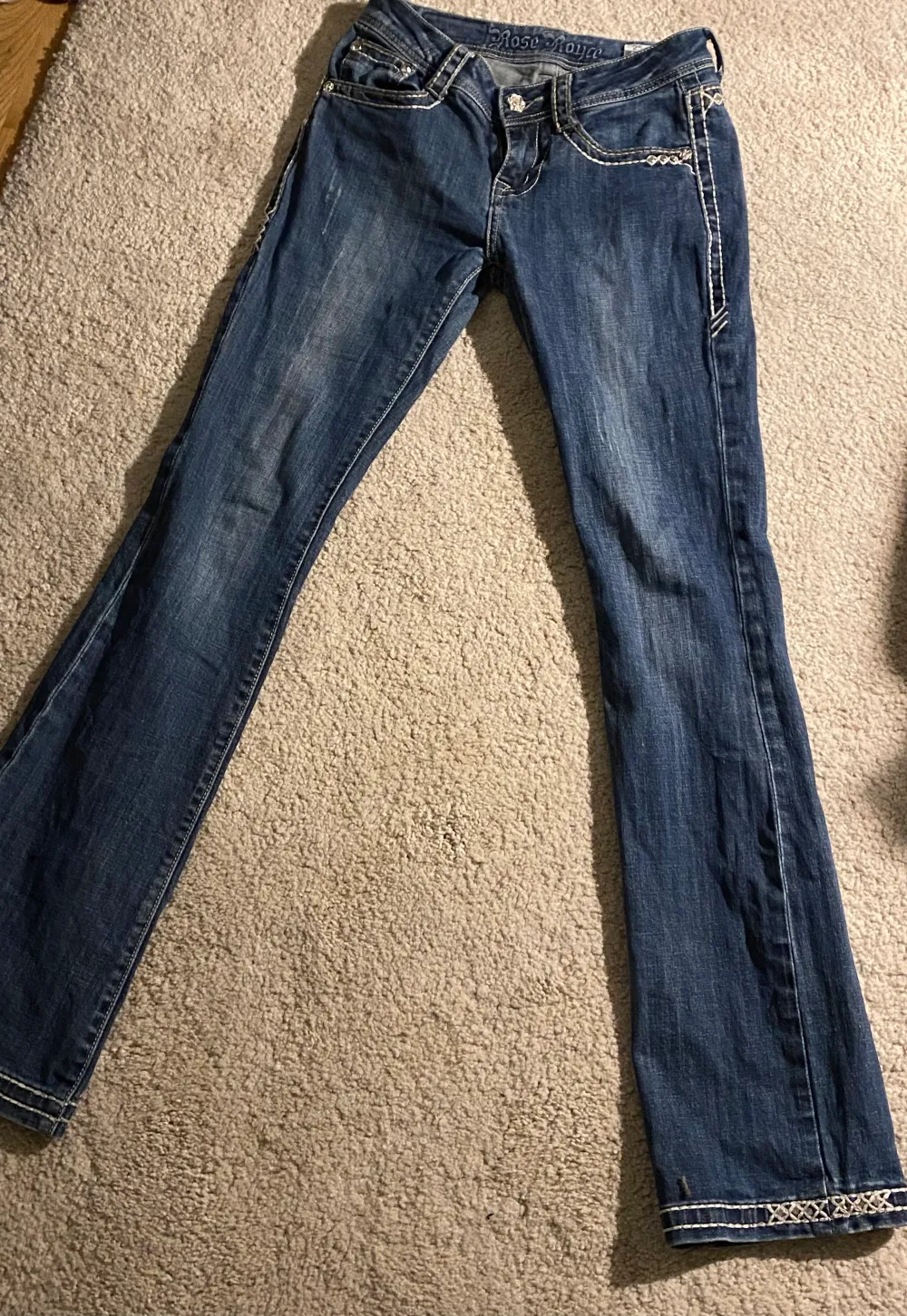 Jätte fina jeans som jag säljer då de inte passar så bra och är för långa (jag är 158 lång). Midjemått: 34cm, benlängd: 105-110 cm. Jeans & Byxor.