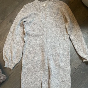 stickad klänning - stickad grå klänning i storlek S, den är aldrig använd då den är för stor för mig 
