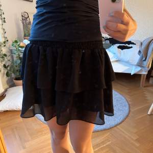 En jättefin volang kjol från märket chelsea som jag använde i somras men har för många kjolar. Nypriset ligger på 449 kronor och jag säljer för 200. Hör av er om ni har några frågor 💕