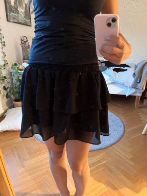 Volang kjol - En jättefin volang kjol från märket chelsea som jag använde i somras men har för många kjolar. Nypriset ligger på 449 kronor och jag säljer för 200. Hör av er om ni har några frågor 💕