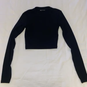 Svart Långärmad magtröja  - Köpte denna för ett par veckor sen. Har aldrig haft på den. Ny skick! Den är en tajt långärmad magtröja. Den är i längd med mitten på bröstkorgen.