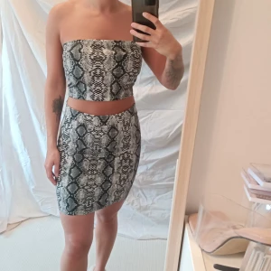 Kjol - Ett sätt med top och kjol. Priset är för båda delarna. Aldrig använd 