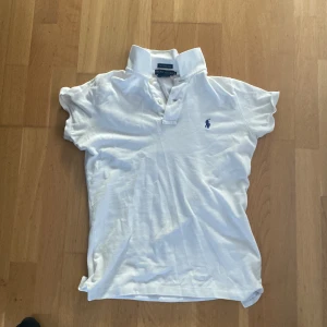 Ralph Lauren pike tröja - Storlek M. Skicket är 9/10. Passar perfekt nu inför sommaren. Nypris runt 1300/1400. Har du frågor kontakta mig gärna.