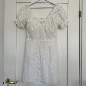 Klänning - Så fin klänning från Sabo Skirt, ett riktigt fint australienskt märke. Storlek M (passar mig som brukar ha 38 i klänningar) och aldrig använd, så gott som i nyskick 🤍 jättefin kvalitet och perfekt nu till sommaren! 🌸