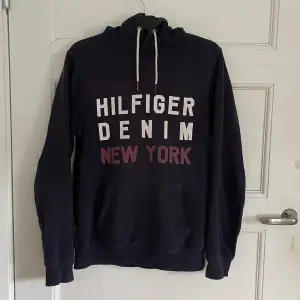  Säljer nu min Tommy Hilfiger hoodie som passar mig perfekt, 188 cm lång. Tröjan har använts en del så den har blivit lite solbrun. Priset är inte hugget i sten så prisförslag accepteras